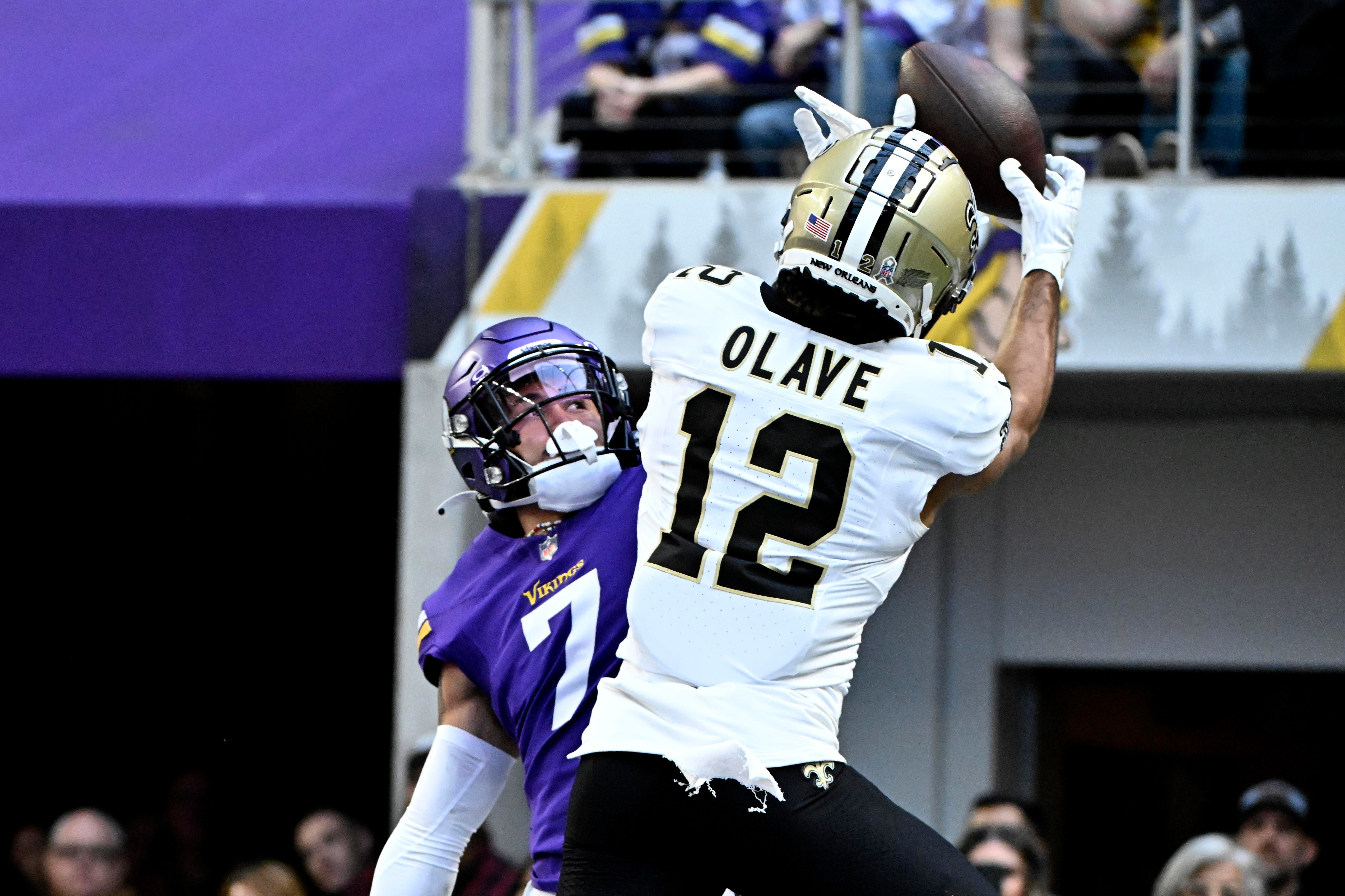 Chris Olave recebe um passe para touchdown contra os Vikings em Minneapolis, em 12 de novembro de 2023.