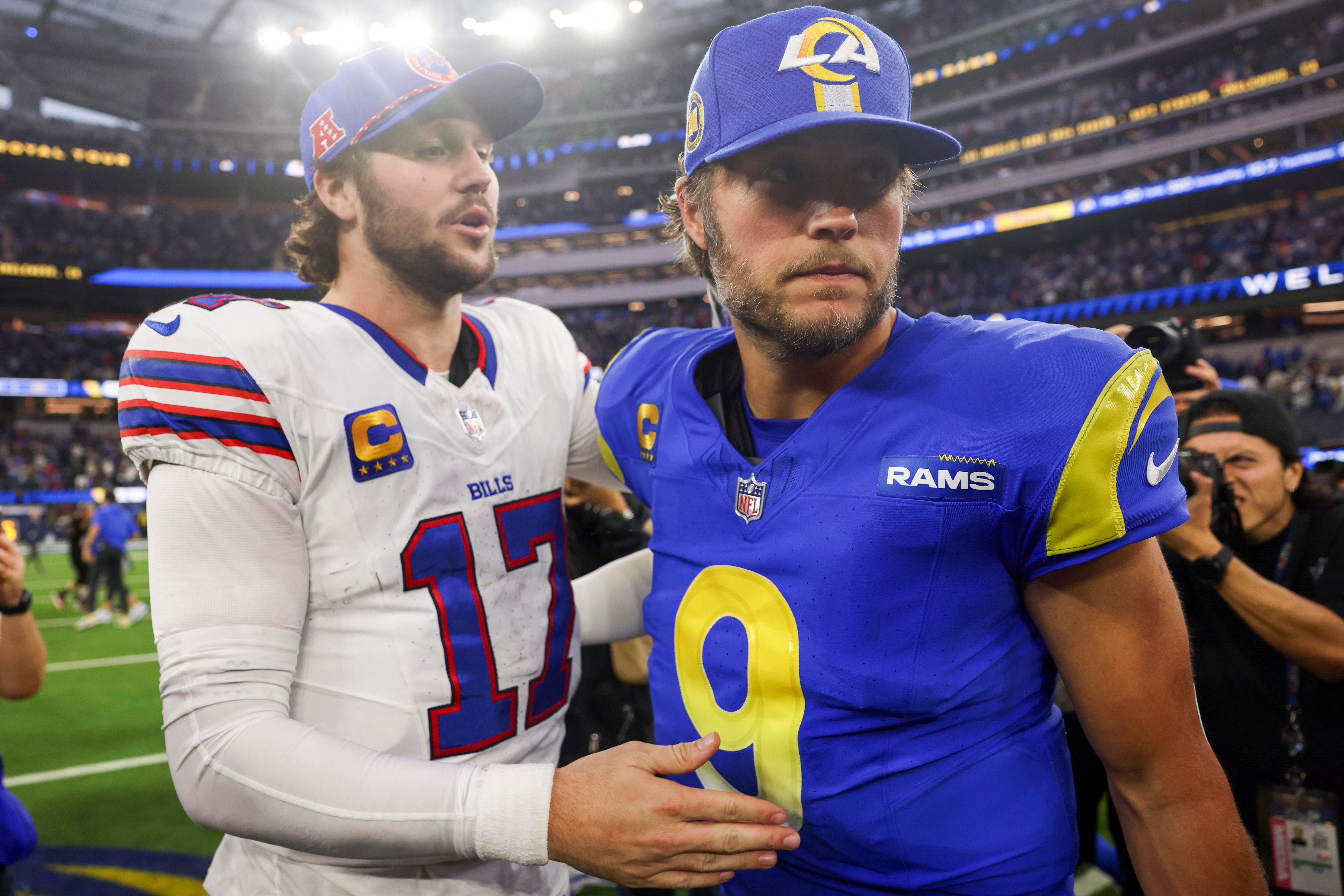 Matthew Stafford e Josh Allen conversam após Rams x Bills em Inglewood, em 8 de dezembro de 2024.