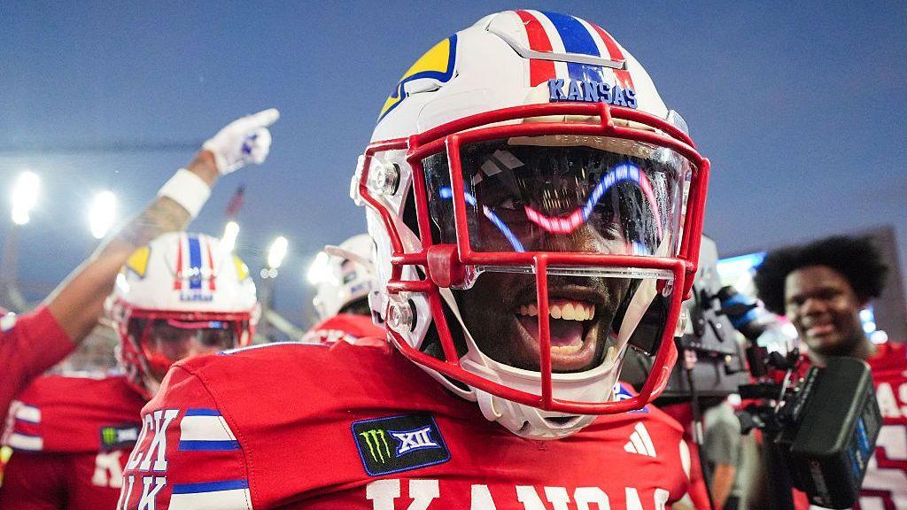 Taylor Davis comemora um fumble recuperado por Kansas contra Missouri em setembro de 2026