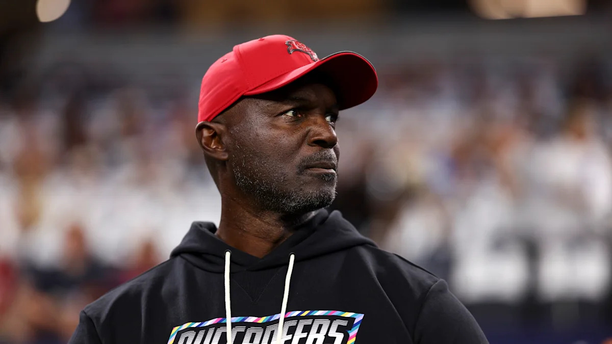 Todd Bowles, técnico dos Buccaneers, à beira do campo.