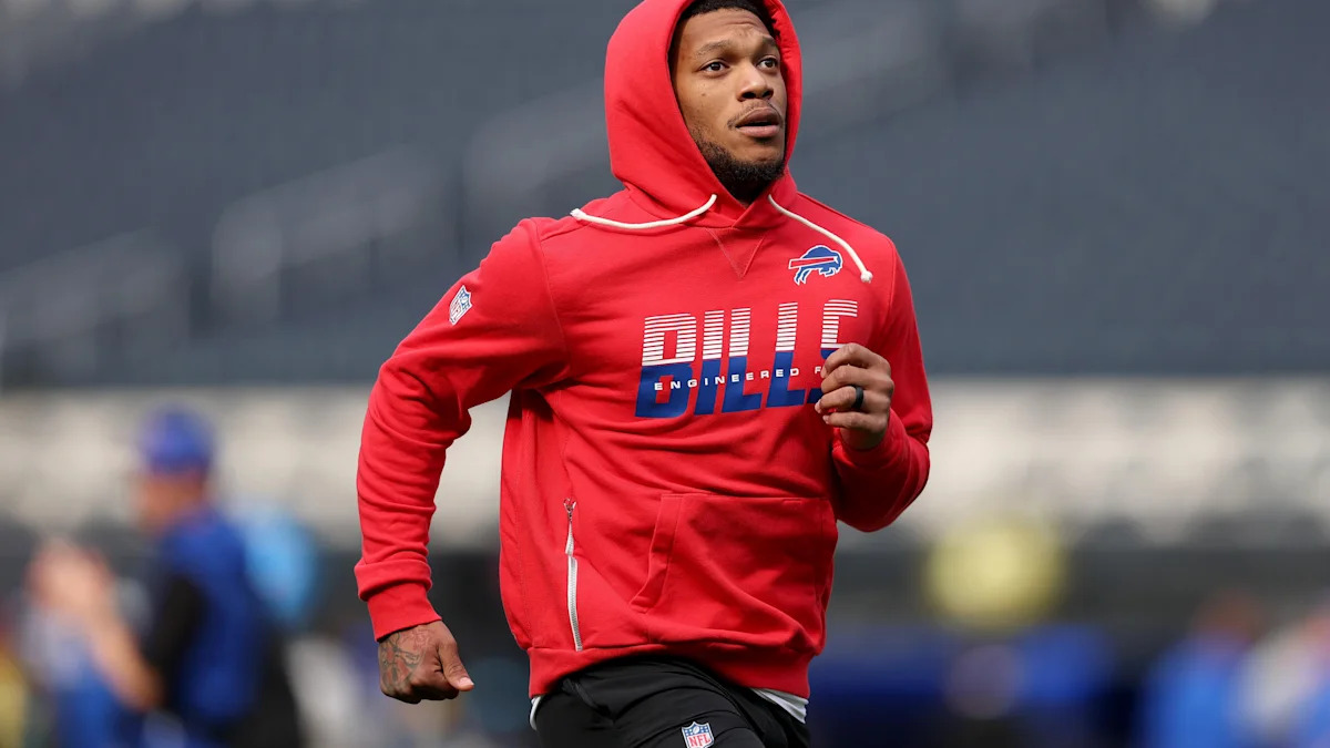DJ Moore aquece pelos Bills antes do jogo contra os Rams em 12 de outubro de 2026.