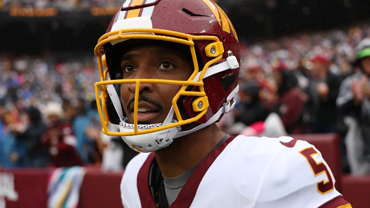 Jayden Daniels com uniforme dos Commanders; quarterback voltou a comentar a falha no relógio contra os Giants.