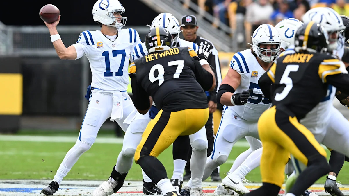 Daniel Jones lança pelos Colts contra os Steelers; imagem ilustrativa da preparação do quarterback.
