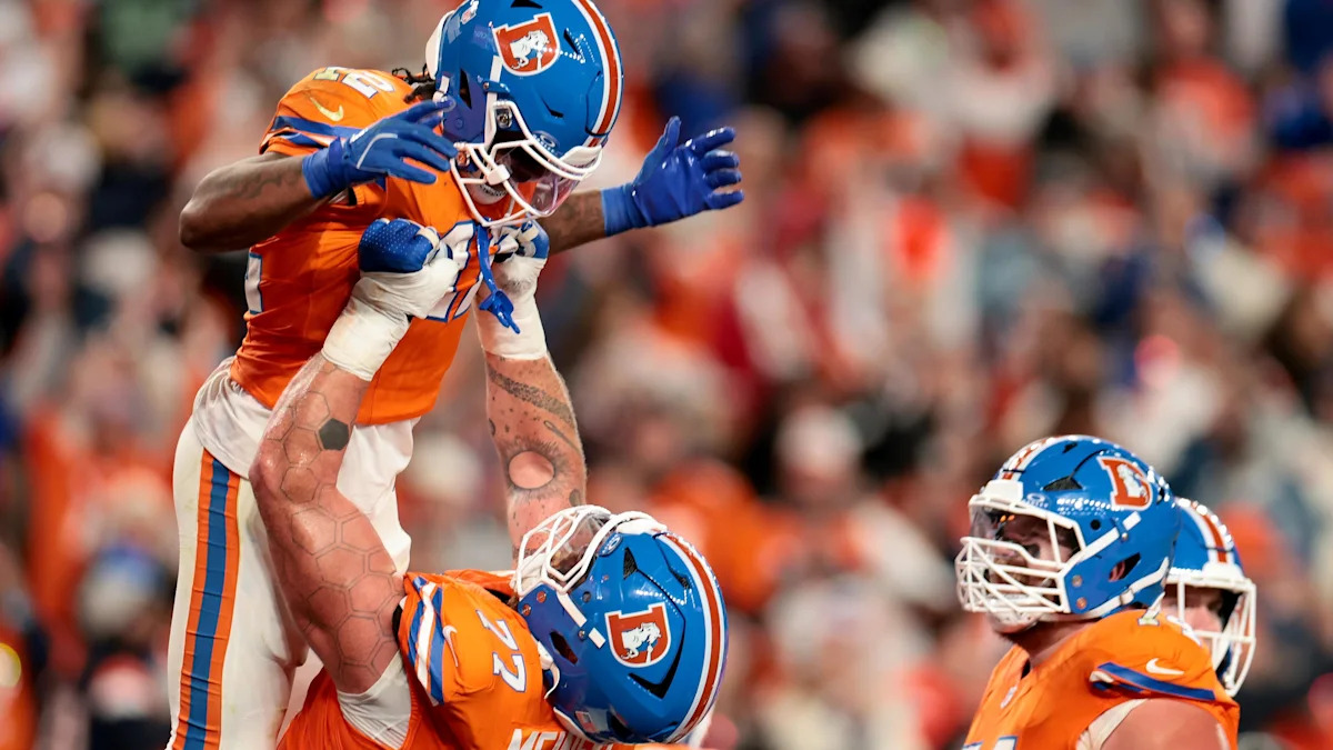 RJ Harvey comemora com Quinn Meinerz após touchdown dos Broncos no segundo quarto contra Seattle, em 15 de outubro de 2026.