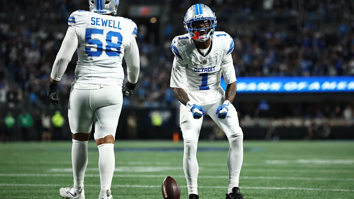 Integrantes da linha ofensiva dos Lions se preparam para uma jogada.
