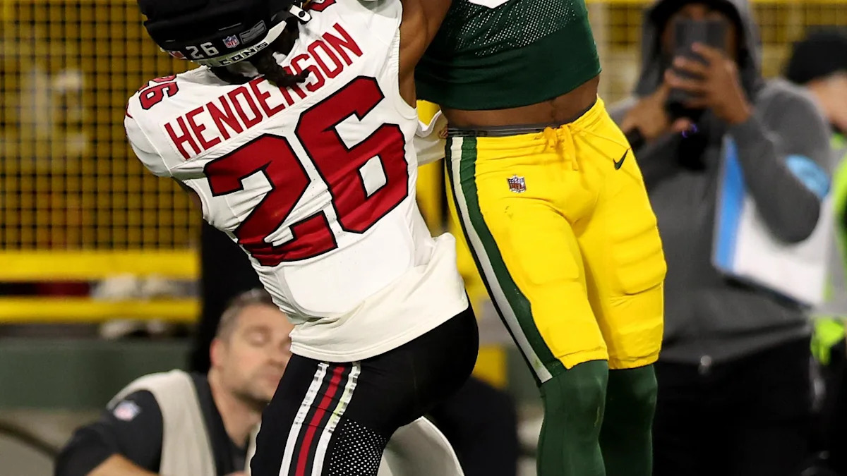 C.J. Henderson disputa passe contra os Packers em 24 de setembro de 2026; imagem de arquivo.