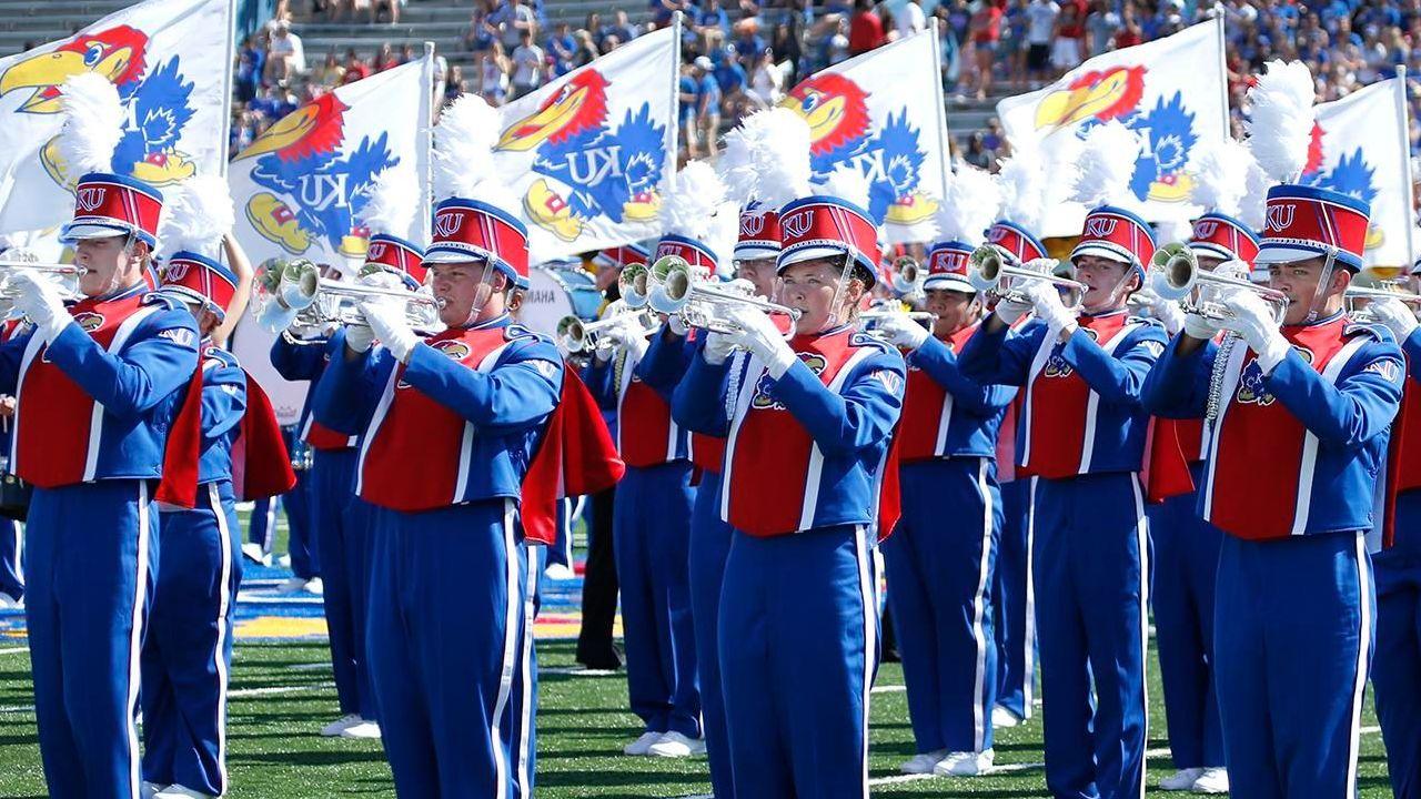 Integrantes da banda marcial do Kansas Jayhawks