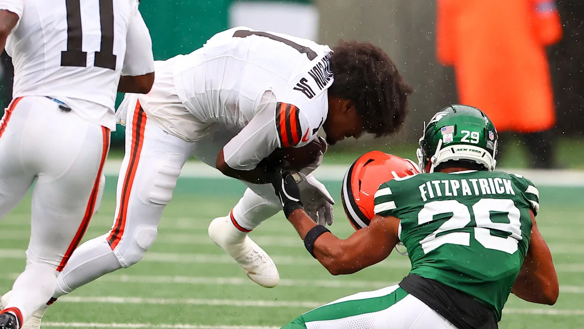 Minkah Fitzpatrick em contato com um jogador dos Browns; imagem ilustrativa da discussão sobre a multa.