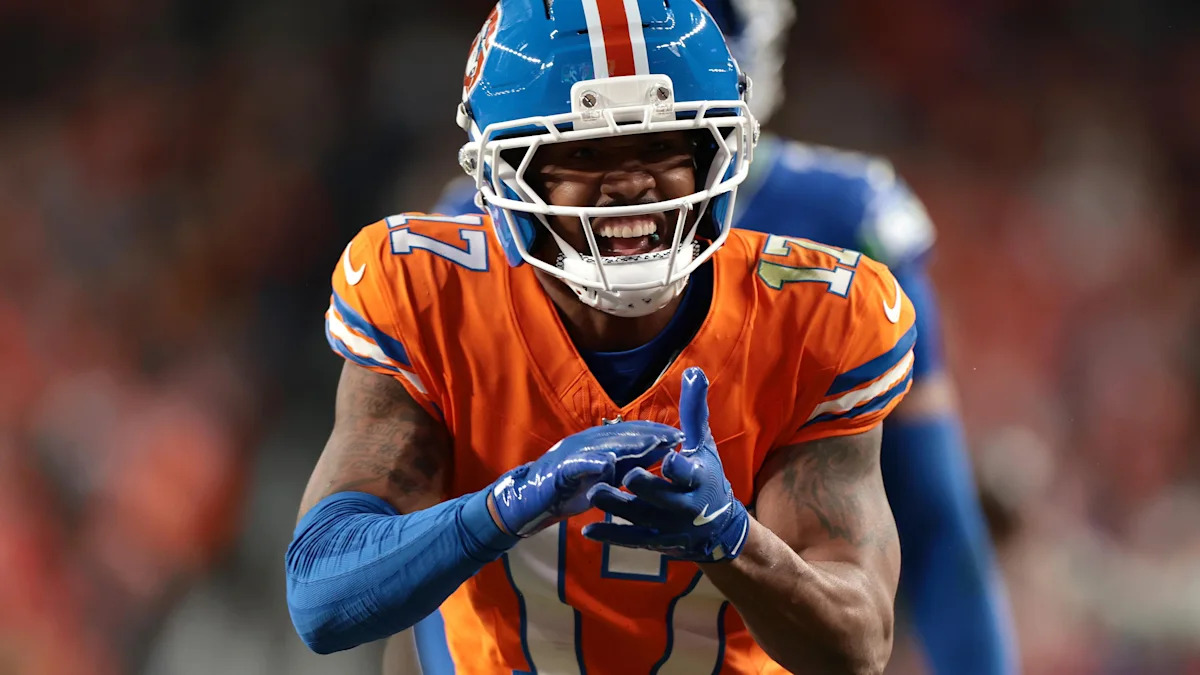 Jaylen Waddle reage durante o segundo quarto de Broncos contra Seahawks em 15 de outubro de 2026.