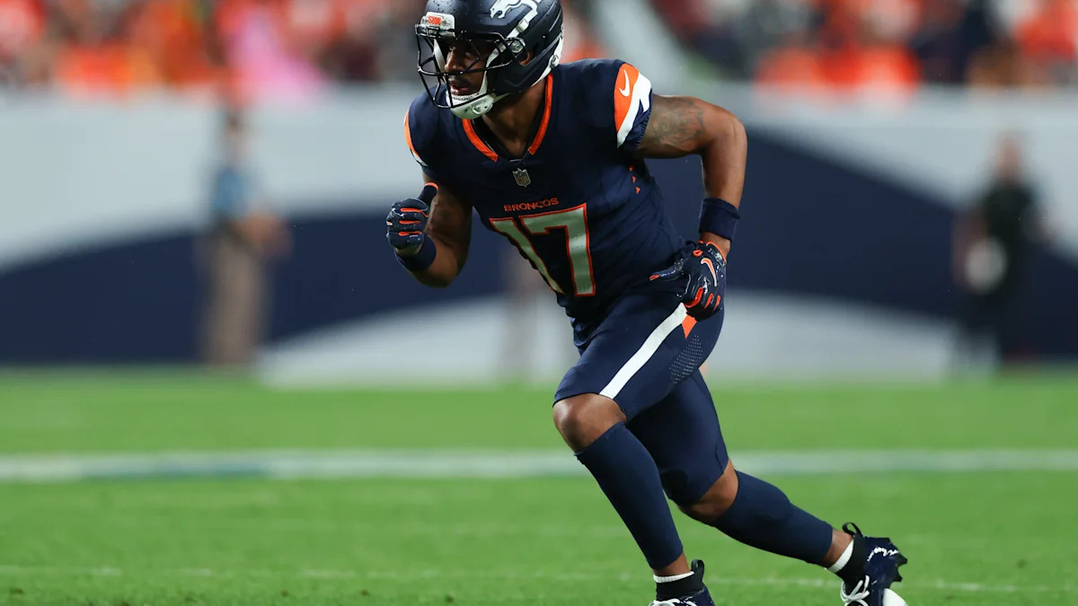Wide receiver dos Broncos corre em campo.