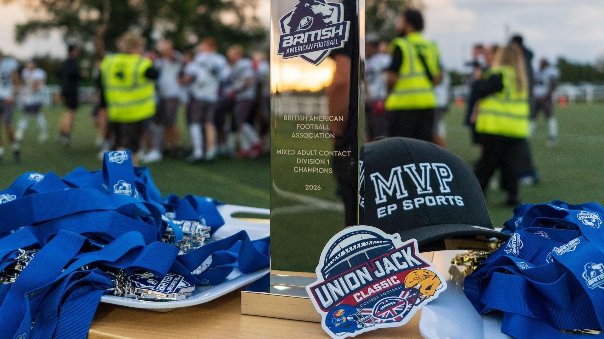 Troféu da associação britânica de futebol americano, medalhas e símbolo do Union Jack Classic