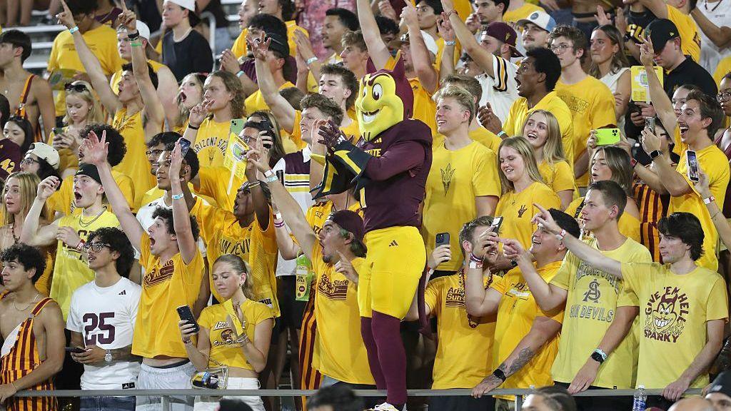 Mascote Sparky com torcedores de Arizona State no jogo contra Morgan State em setembro de 2026