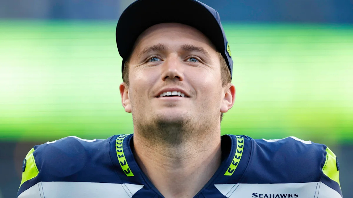 Drew Lock com uniforme dos Seahawks; reserva é citado em análise sobre o comando do ataque.