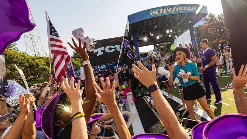 Torcedores de Texas Christian durante o programa Big Noon Kick-Off, da Fox Sports, em setembro de 2023