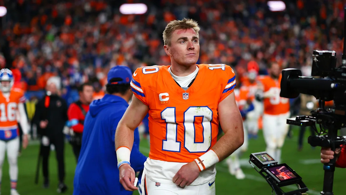 Bo Nix deixa o campo com uniforme dos Broncos após enfrentar os Seahawks.