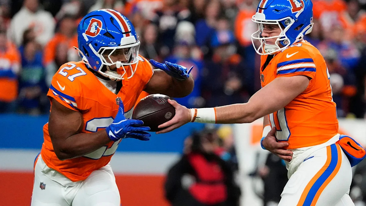 J.K. Dobbins recebe a bola de Bo Nix no ataque dos Broncos.