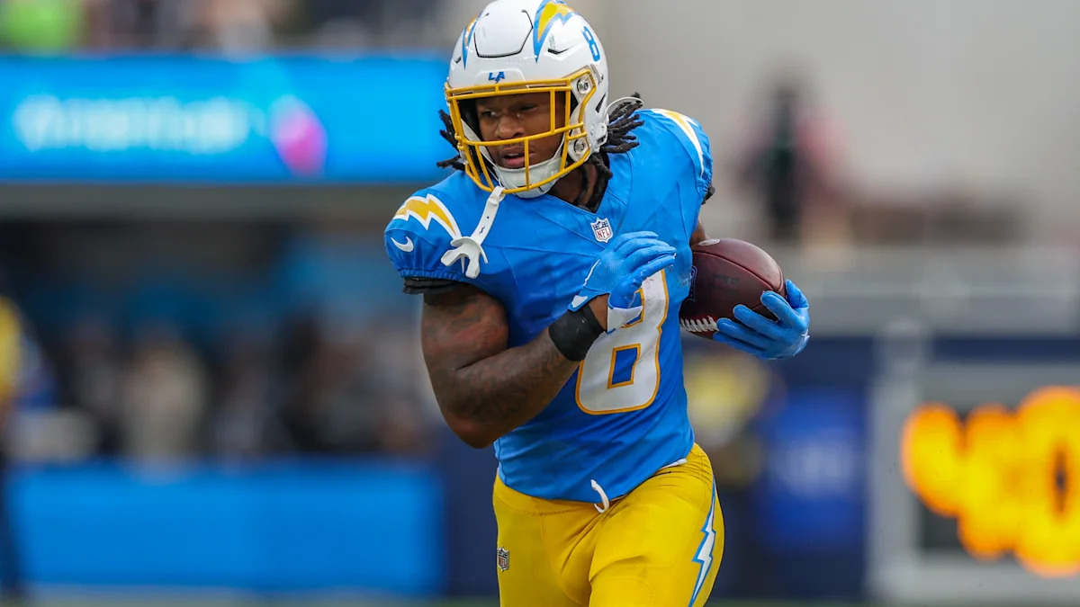 Wide receiver dos Chargers com uniforme azul e amarelo.