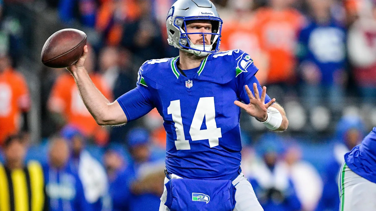 Sam Darnold prepara um passe com uniforme dos Seahawks.