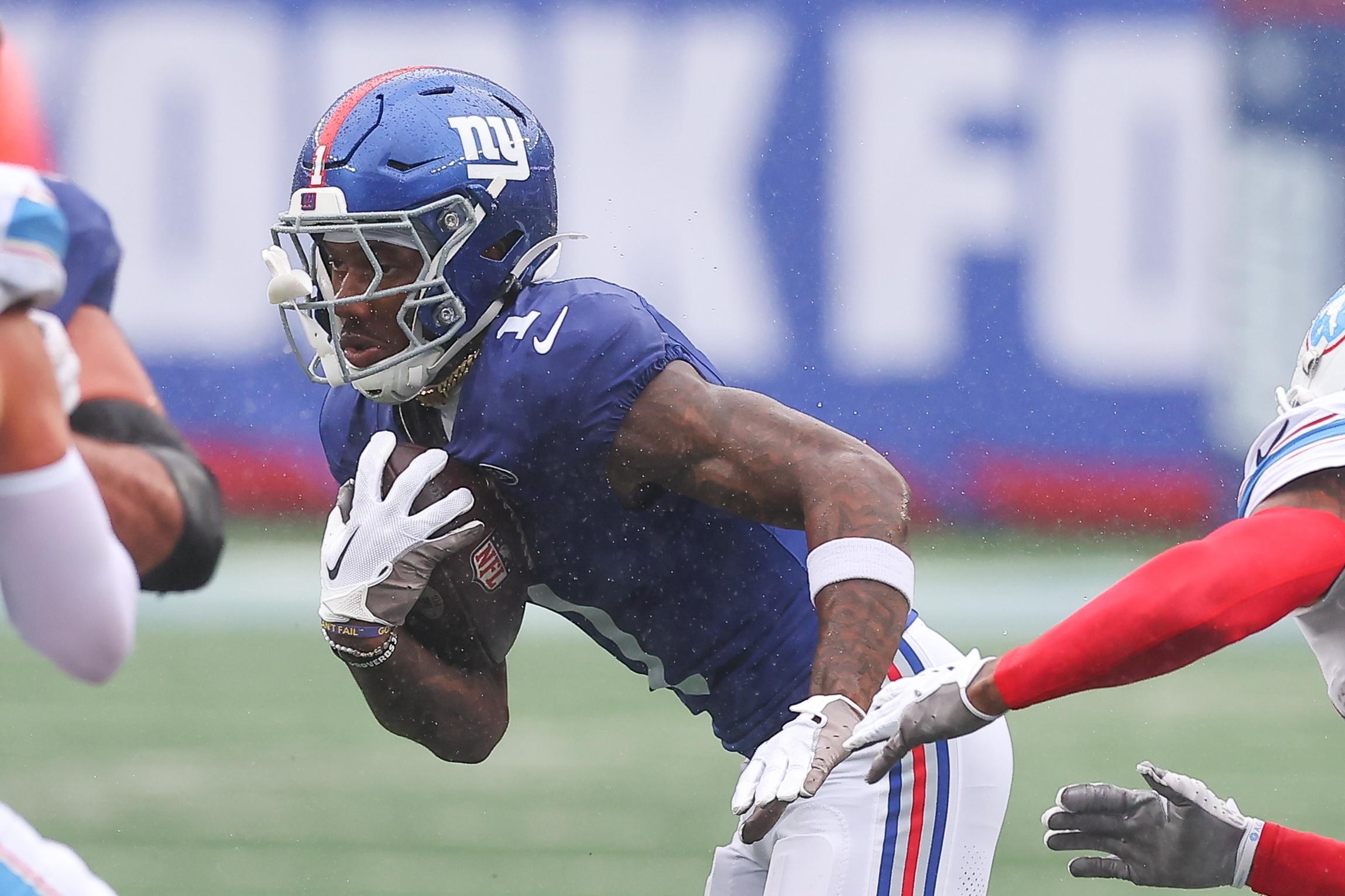 Malik Nabers corre com a bola pelo Giants.