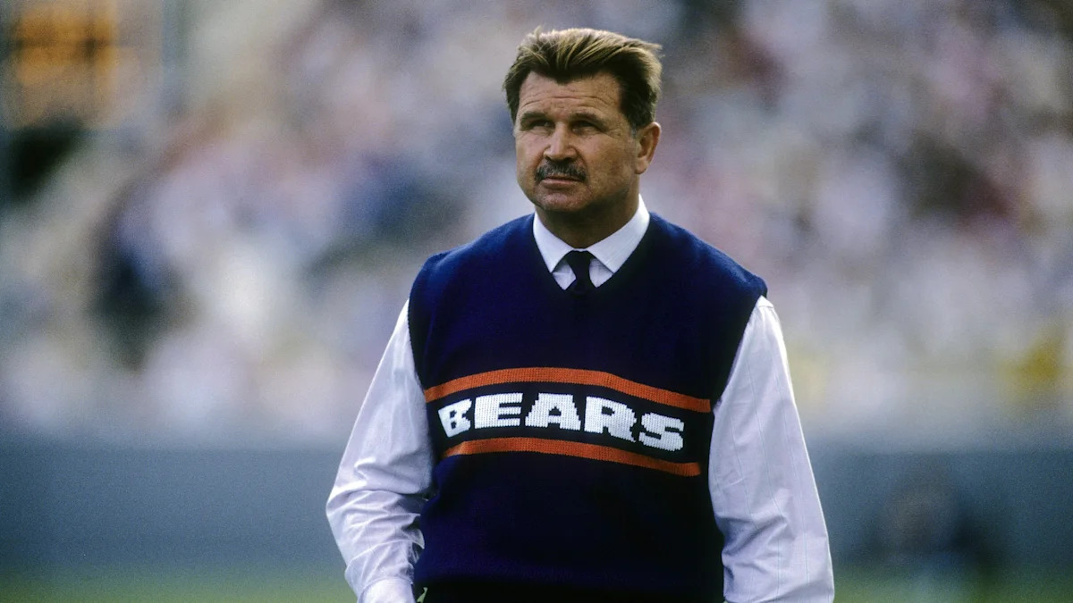 Mike Ditka à beira do campo durante sua passagem como técnico dos Bears.