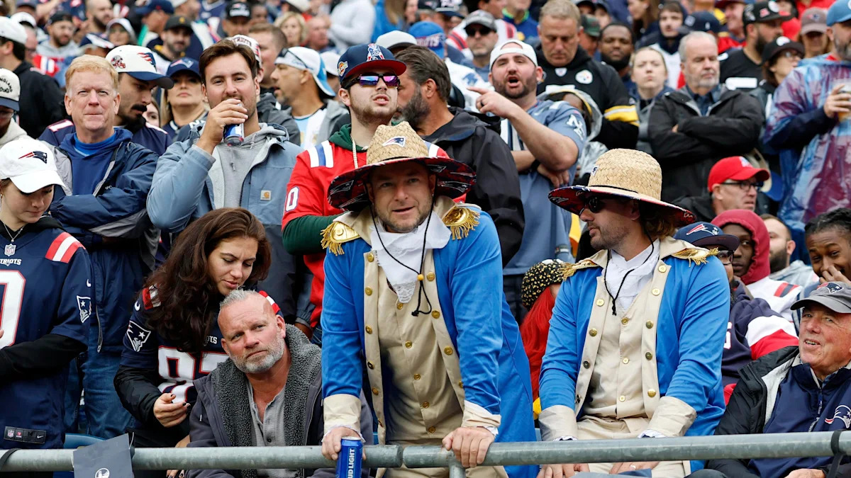 Torcedores dos Patriots nas arquibancadas; imagem ilustrativa de um jogo em Foxborough.
