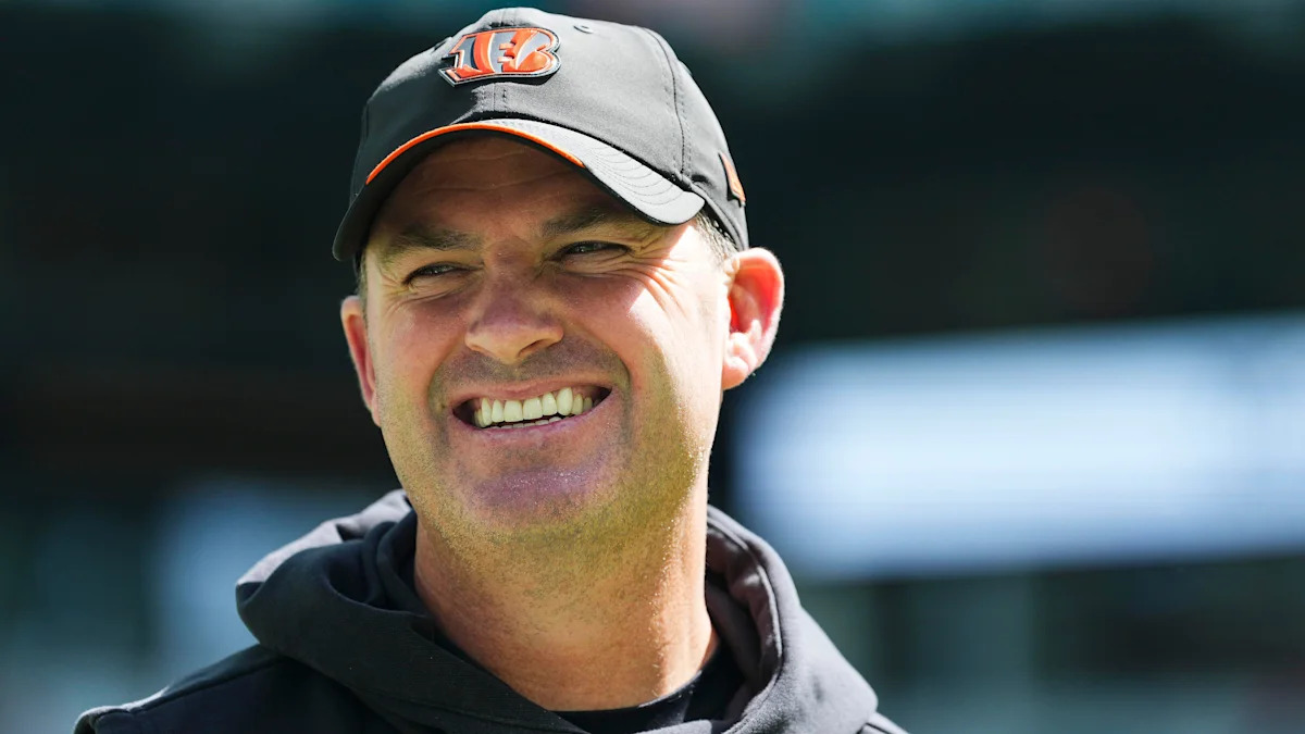 Zac Taylor, técnico dos Bengals, durante o aquecimento contra os Dolphins em 11 de outubro de 2026.