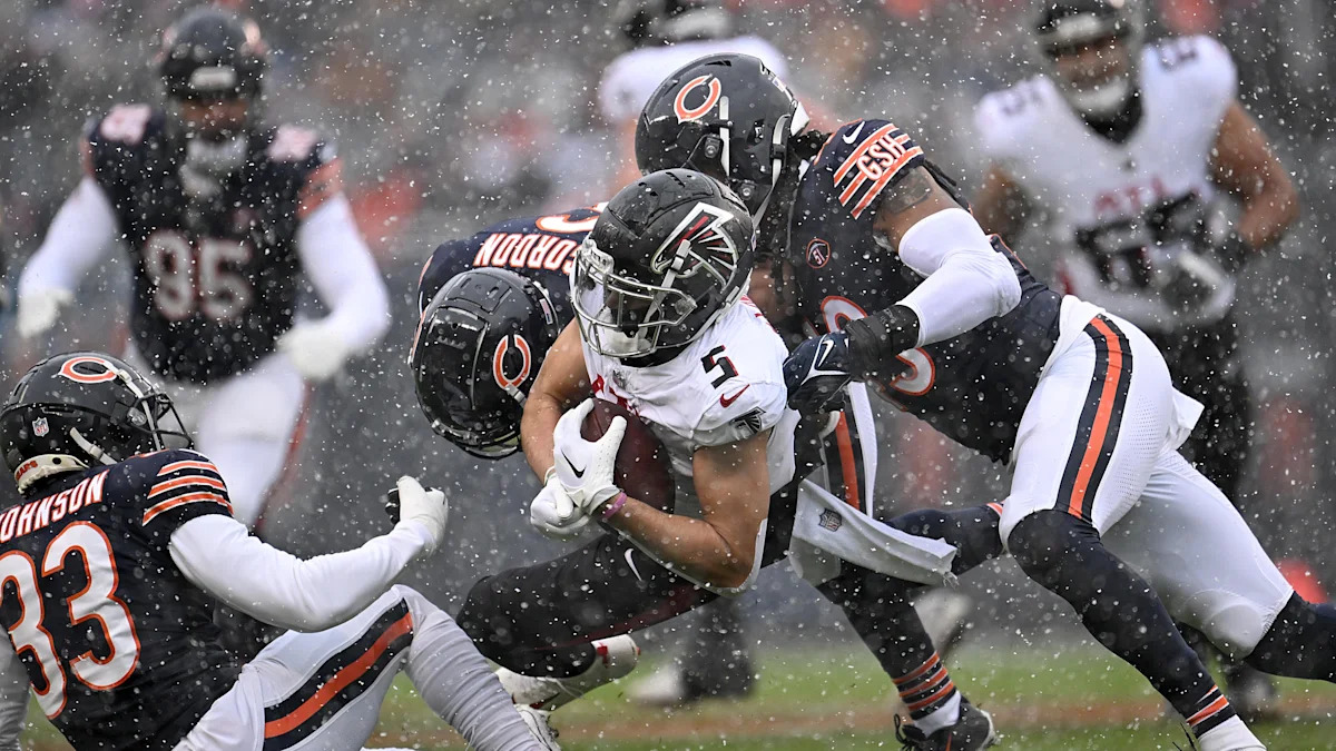 Defensores dos Bears tentam parar Drake London, dos Falcons, em dezembro de 2023; imagem de arquivo.