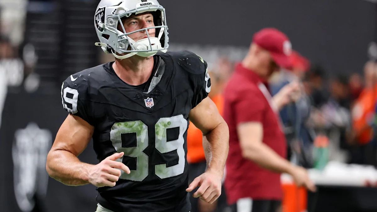 Brock Bowers com uniforme dos Raiders durante um jogo.