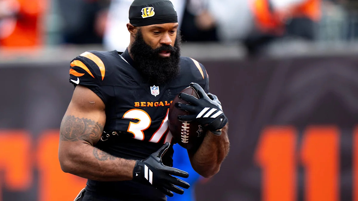 Samaje Perine com uniforme dos Bengals durante a preparação em campo.