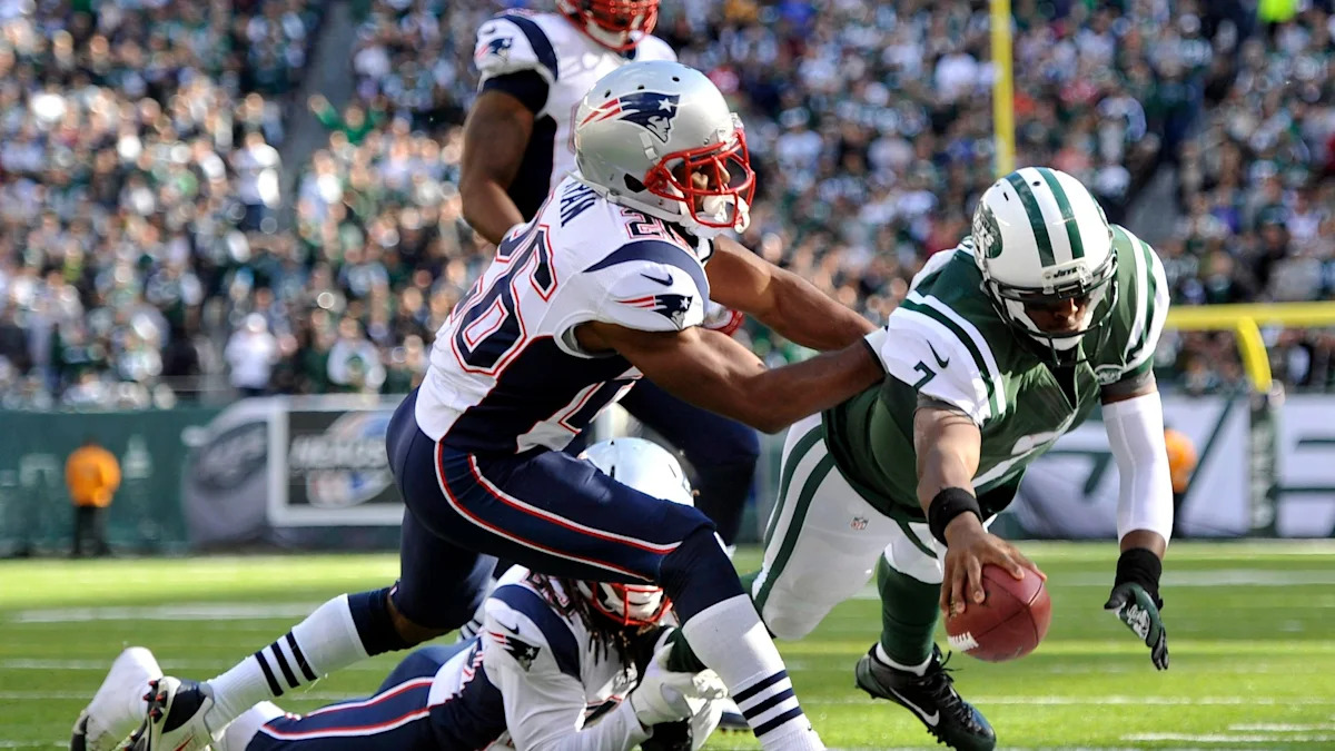 Geno Smith tenta avançar contra os Patriots em 20 de outubro de 2013, no MetLife Stadium; imagem de arquivo.