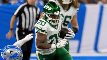 Breece Hall avança com a bola pelo Jets.