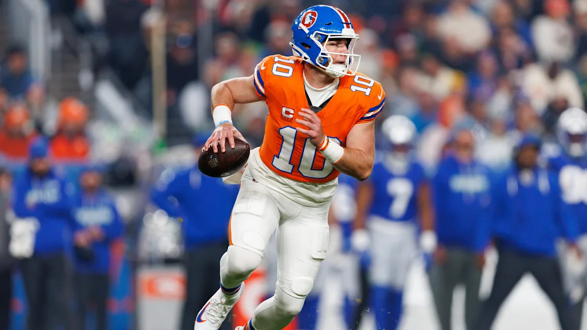 Bo Nix corre com a bola pelos Broncos.