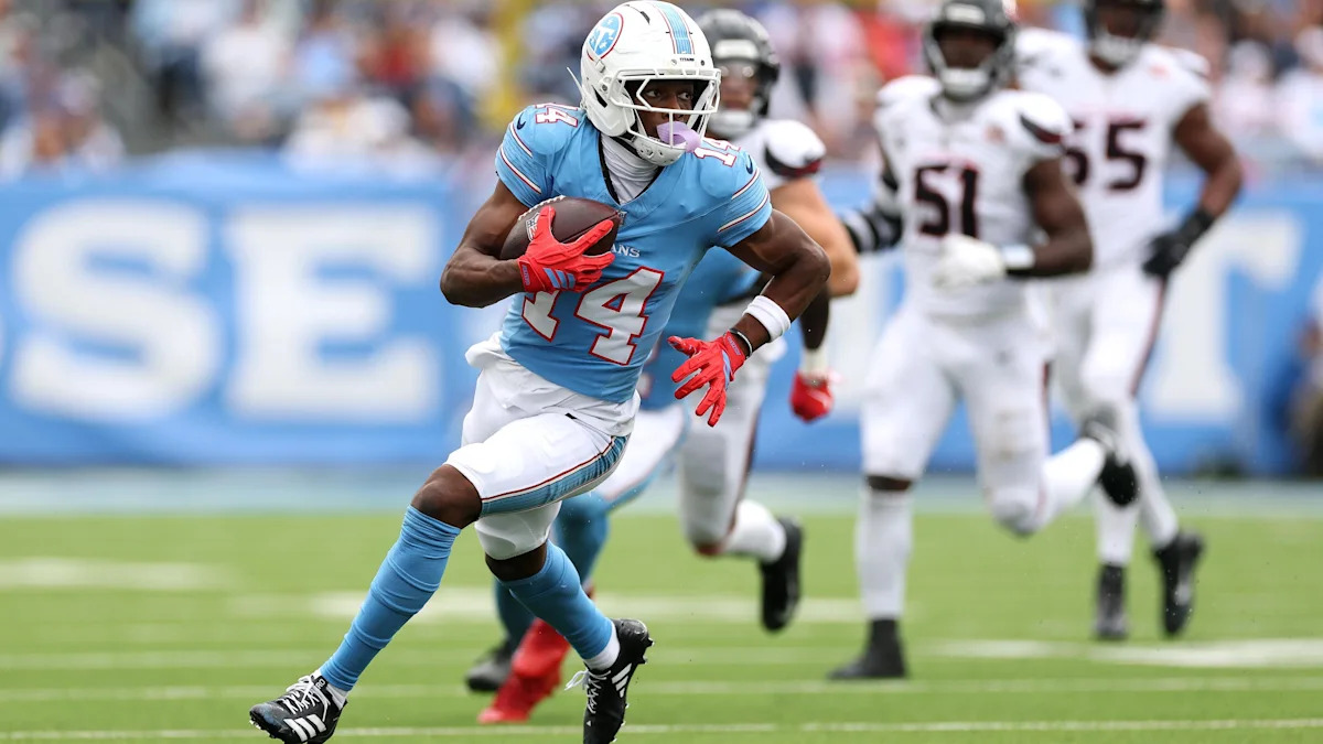 Carnell Tate corre pelos Titans contra os Texans em 11 de outubro de 2026.