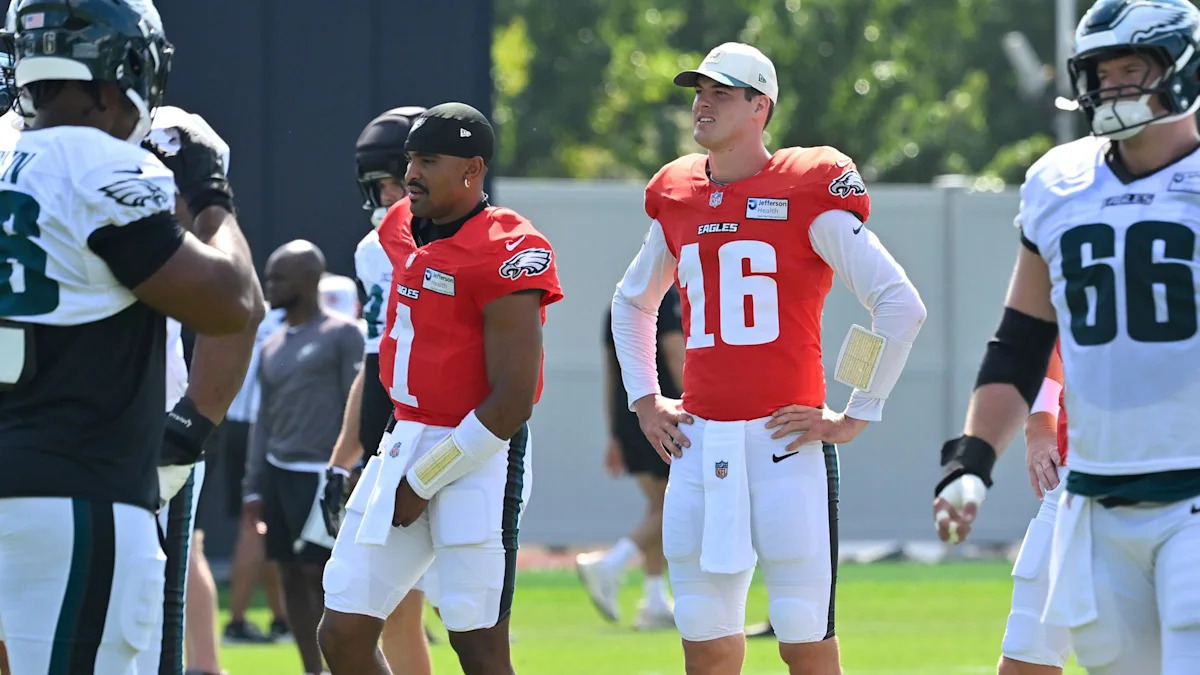 Tanner McKee conversa com integrantes dos Eagles durante treino; imagem de preparação.