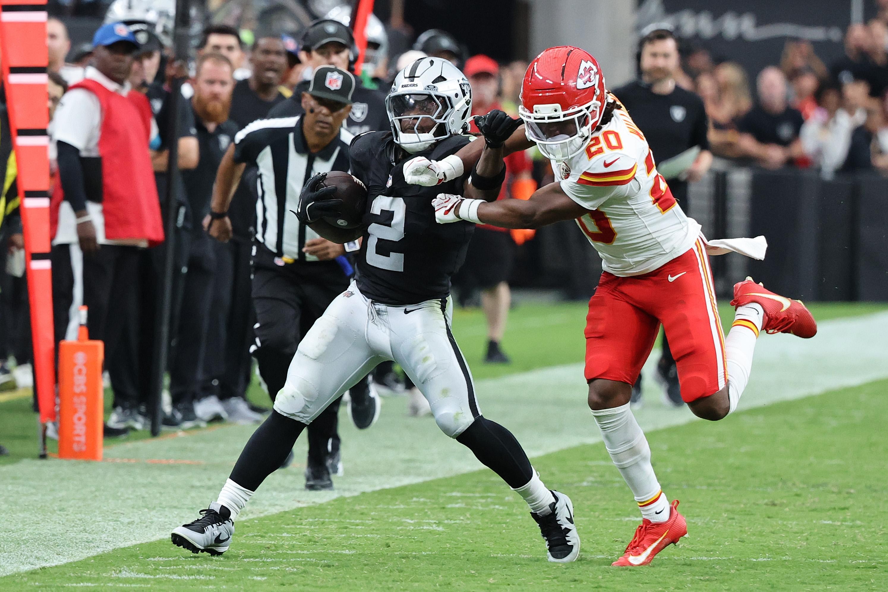 Ashton Jeanty corre contra os Chiefs.
