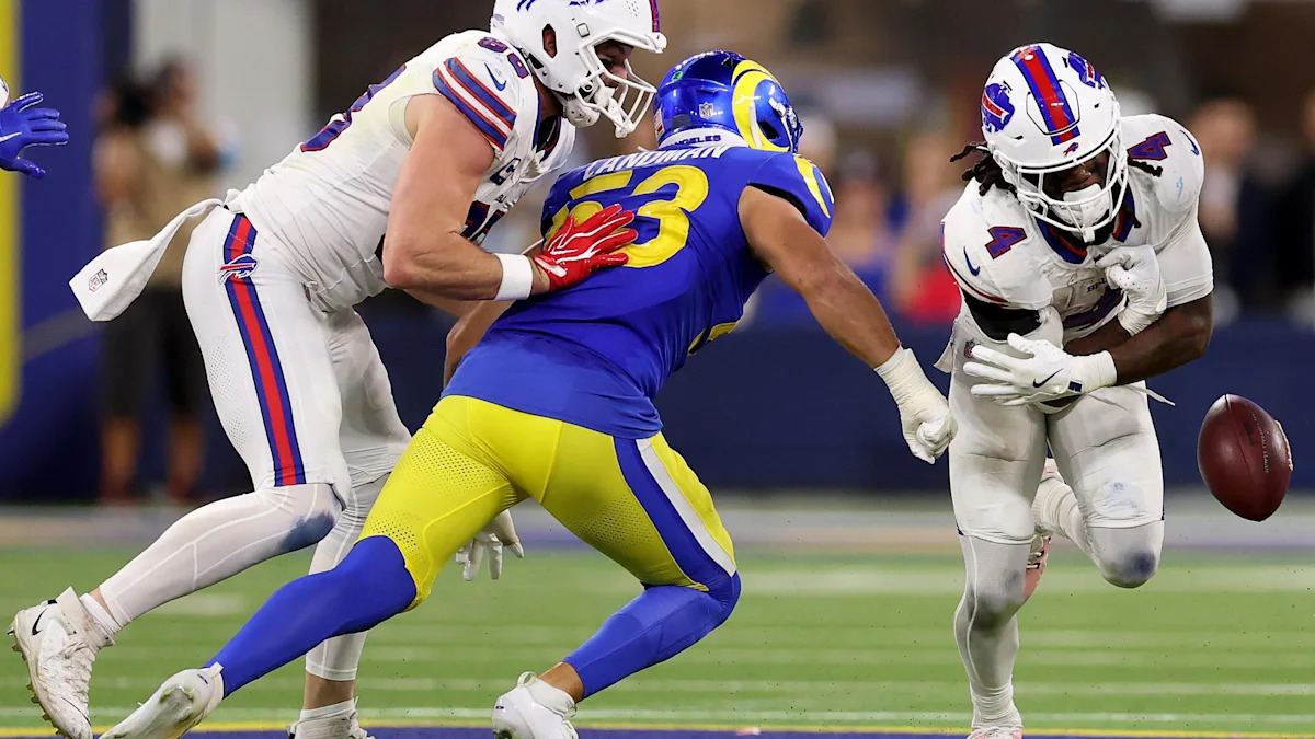 James Cook perde a bola em contato com Nate Landman durante Bills x Rams em 12 de outubro de 2026.