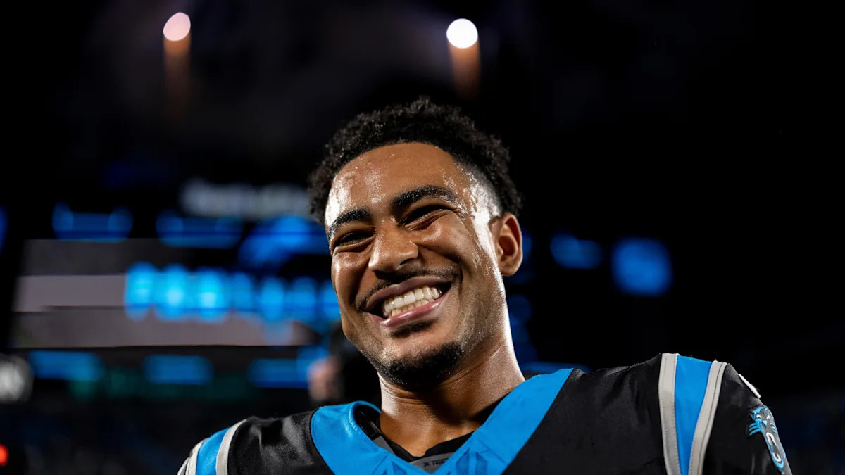 Bryce Young comemora a vitória dos Panthers sobre os Lions em 4 de outubro de 2026.
