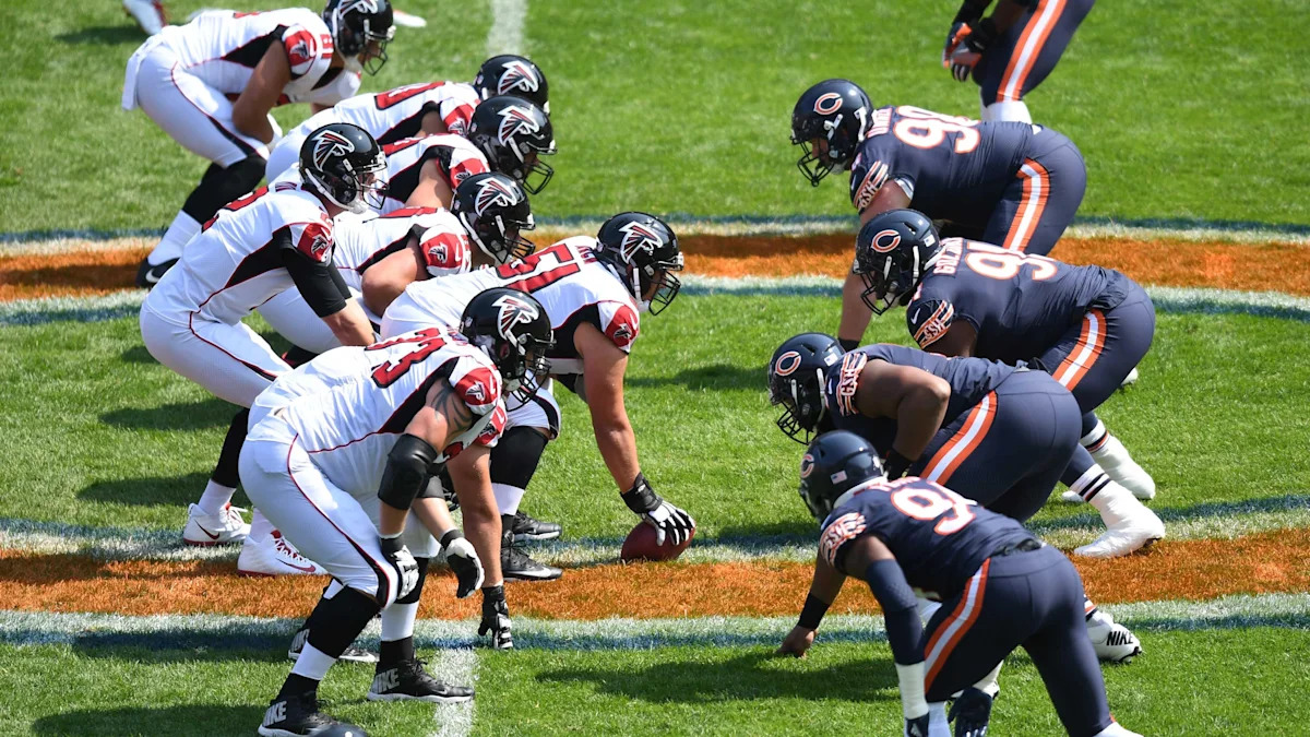 Linhas de Bears e Falcons antes do snap em setembro de 2017; imagem de arquivo.