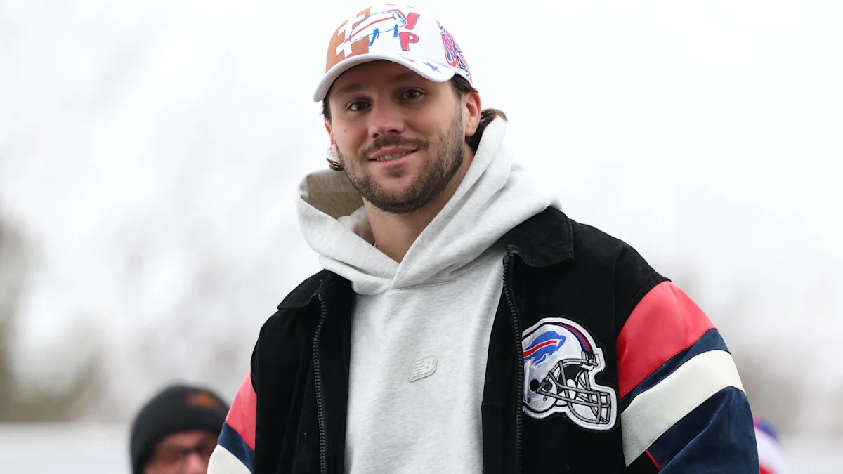 Josh Allen, dos Bills, durante preparação para um jogo.