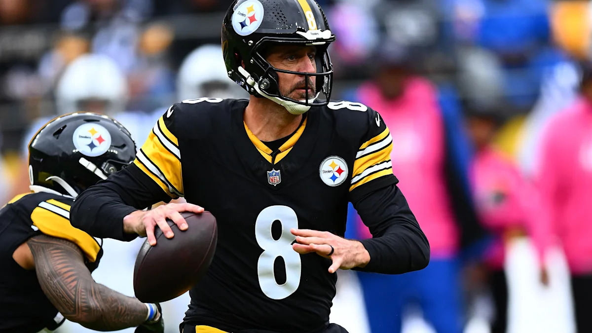 Kenny Pickett com uniforme dos Steelers; imagem de arquivo, sem relação com a atual titularidade.