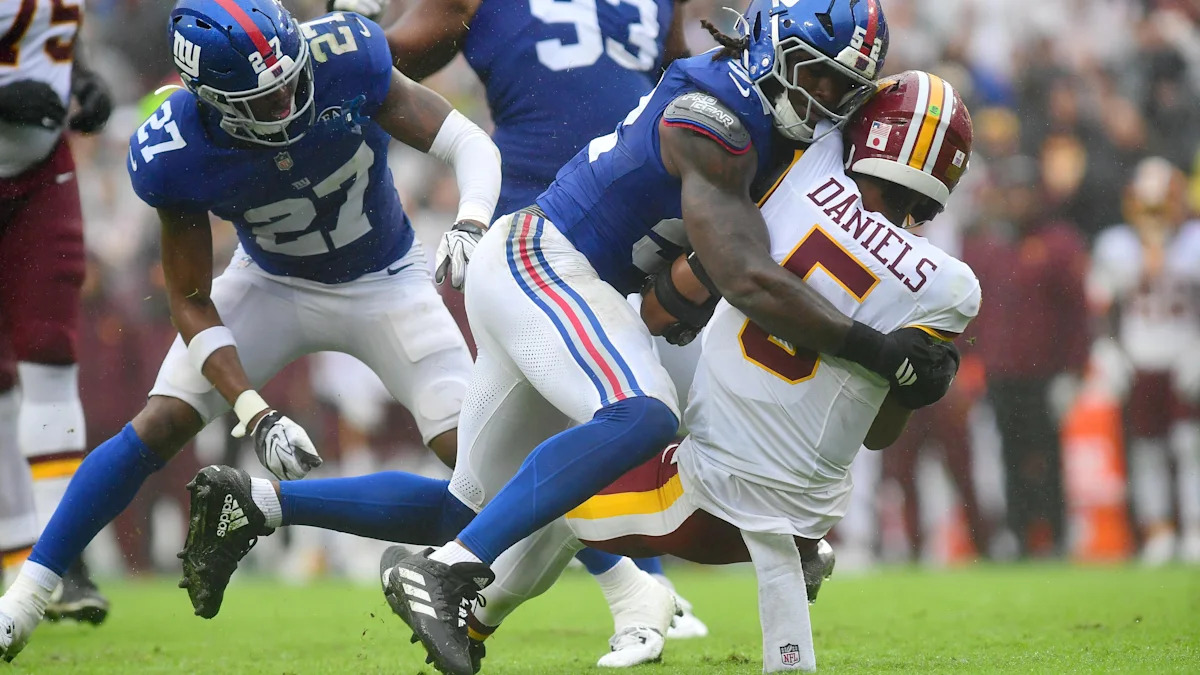 Arvell Reese, dos Giants, pressiona Jayden Daniels, dos Commanders.