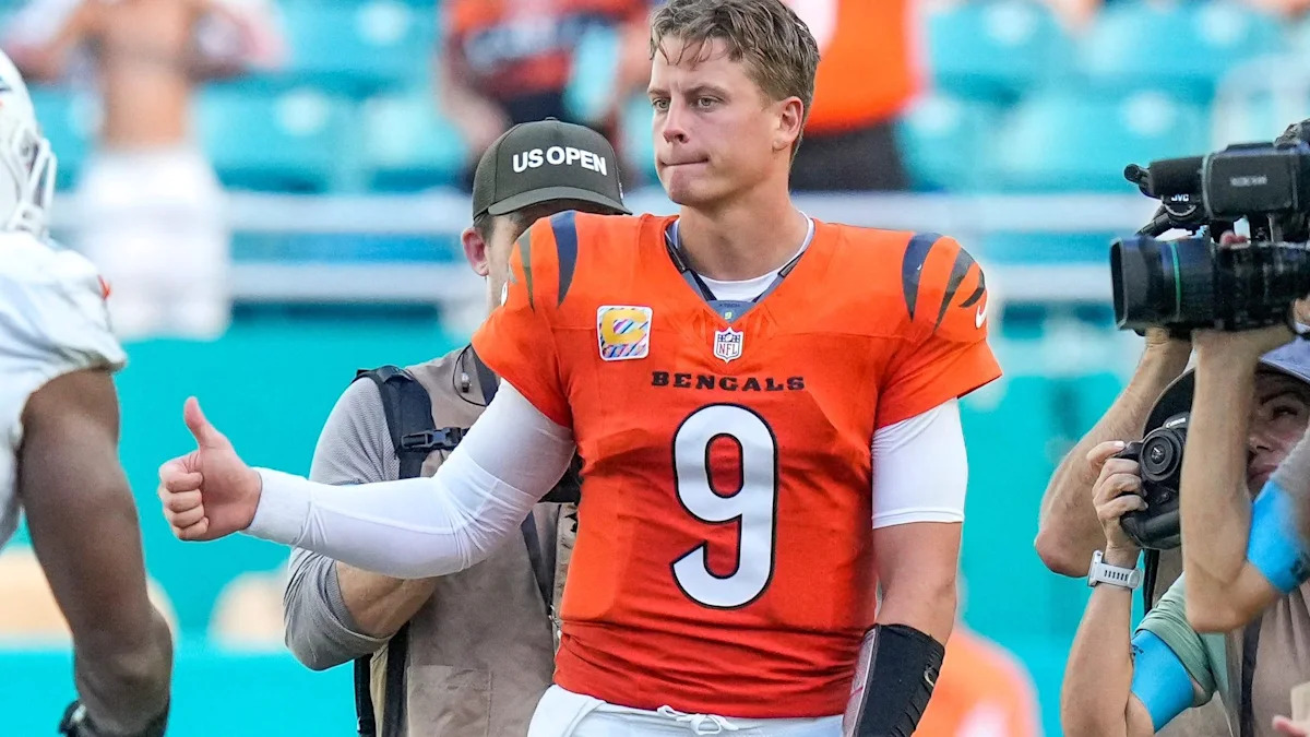 Joe Burrow durante preparação dos Bengals à beira do campo.