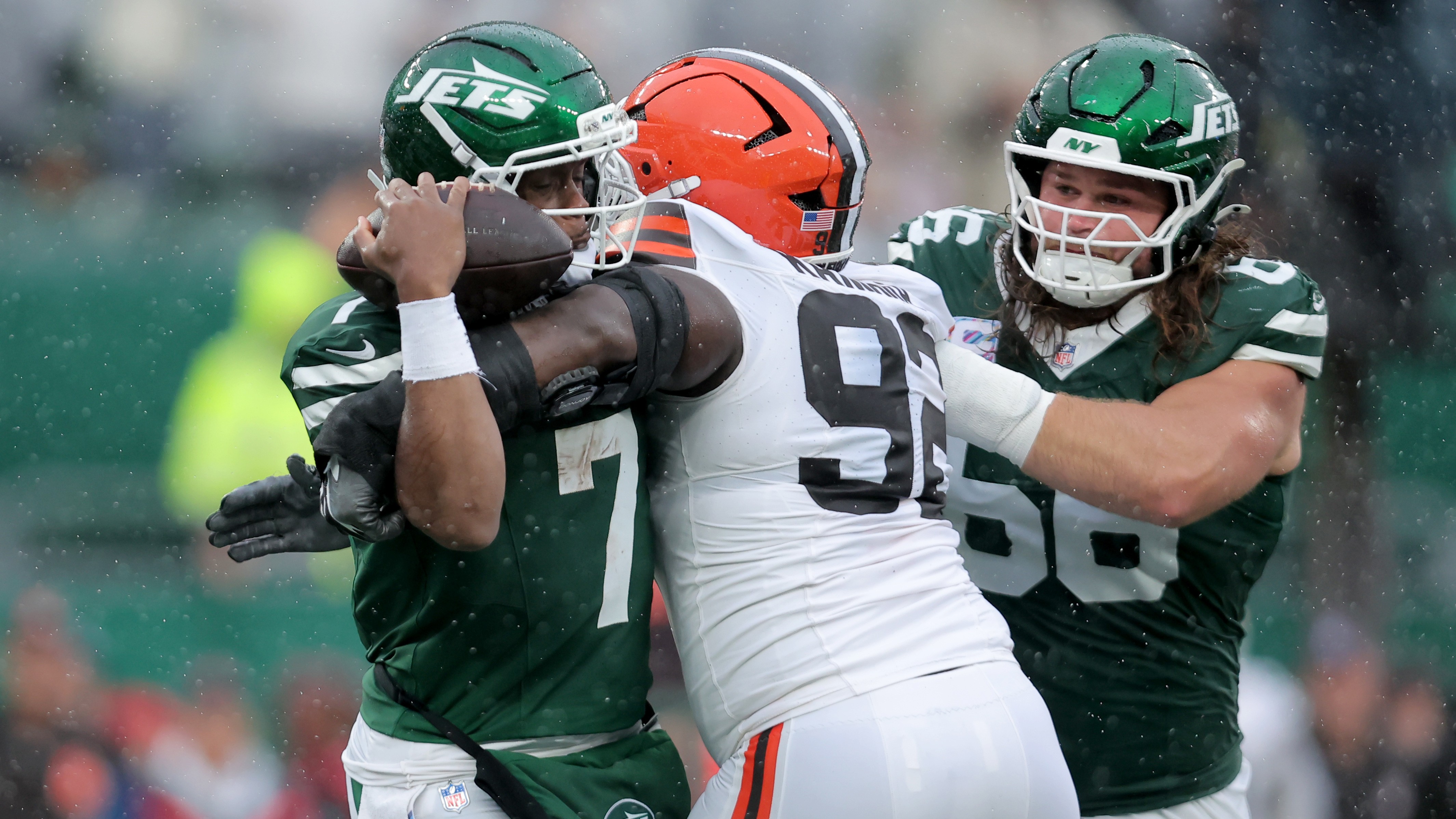Sam Kamara, dos Browns, derruba Geno Smith, dos Jets, em 11 de outubro de 2026.