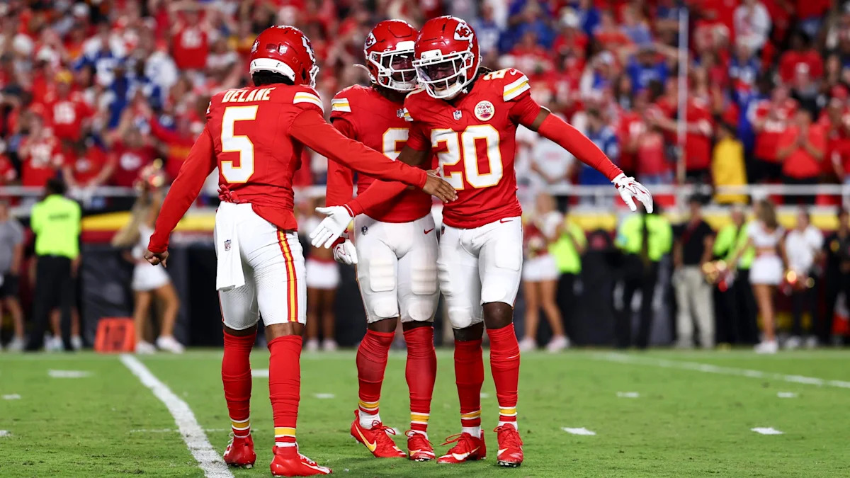 Defensores dos Chiefs reunidos em campo; imagem ilustrativa da secundária de Kansas City.