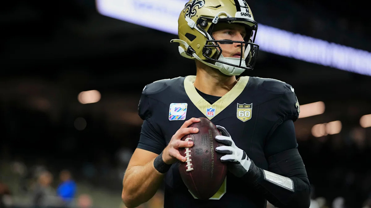 Tyler Shough aquece pelos Saints antes de enfrentar os Vikings, em 11 de outubro de 2026.
