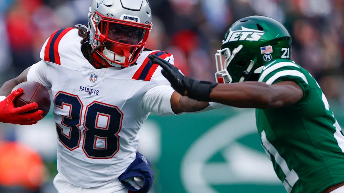 Rhamondre Stevenson avança pelos Patriots diante dos Jets.