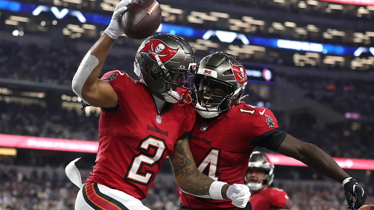 Jogador dos Buccaneers comemora em campo; imagem ilustrativa da equipe que enfrenta os Steelers.