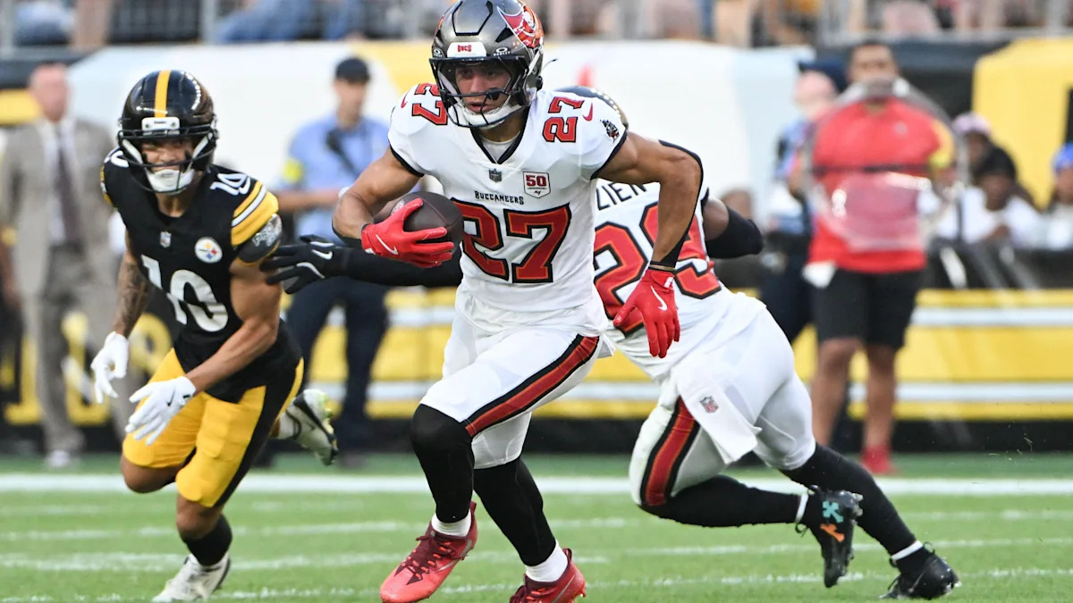 Zyon McCollum devolve interceptação pelos Buccaneers contra os Steelers na pré-temporada de 2025; imagem de arquivo.