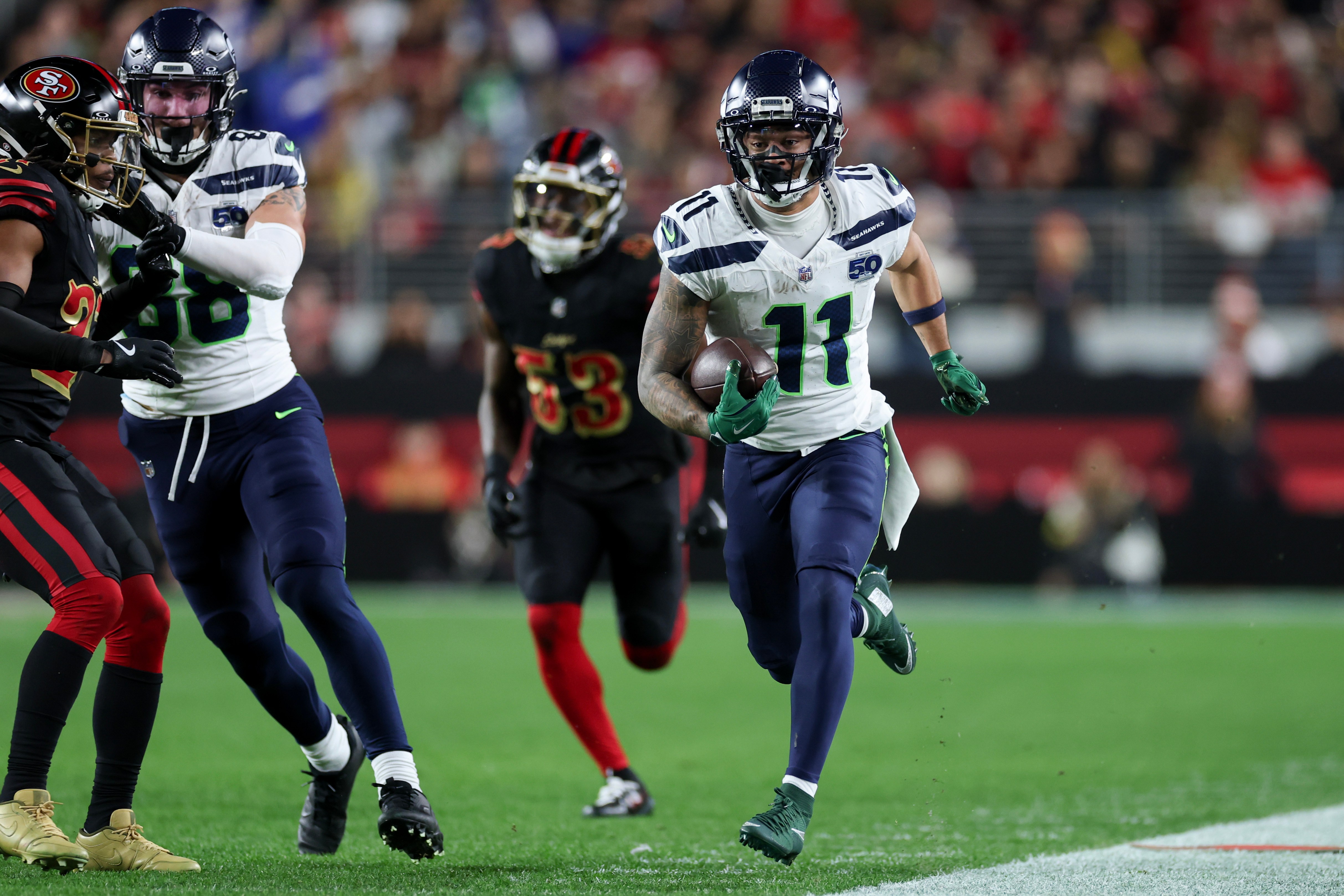 Jaxon Smith-Njigba corre com a bola pelo Seahawks.