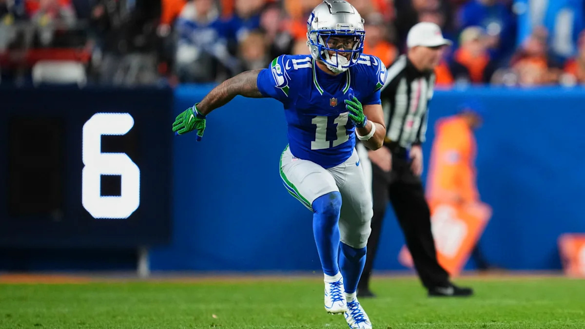 Jaxon Smith-Njigba avança com a bola pelo ataque dos Seahawks.